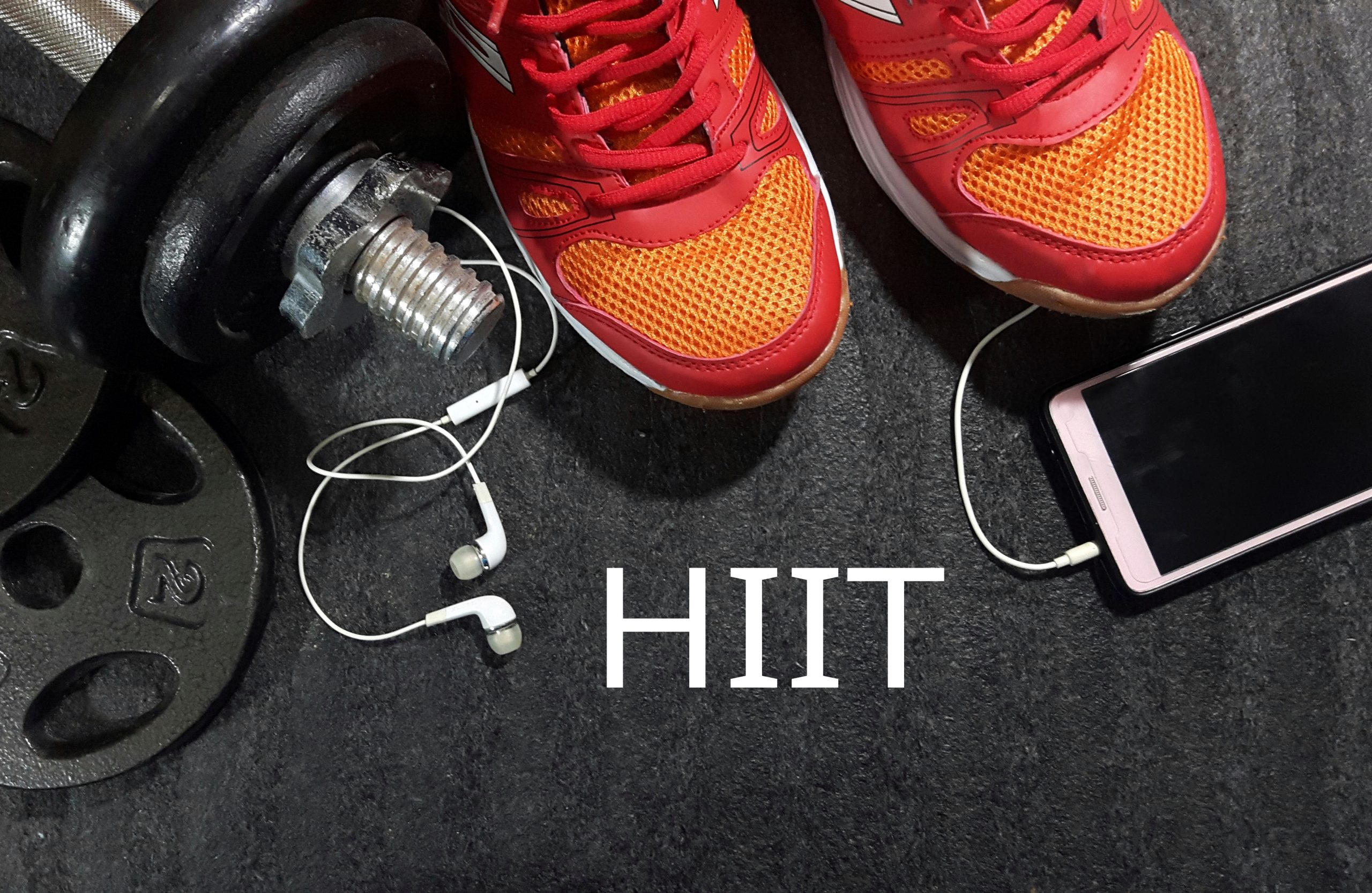 Pesas, teléfono movil, zapatillas para entrenamietno HIIT