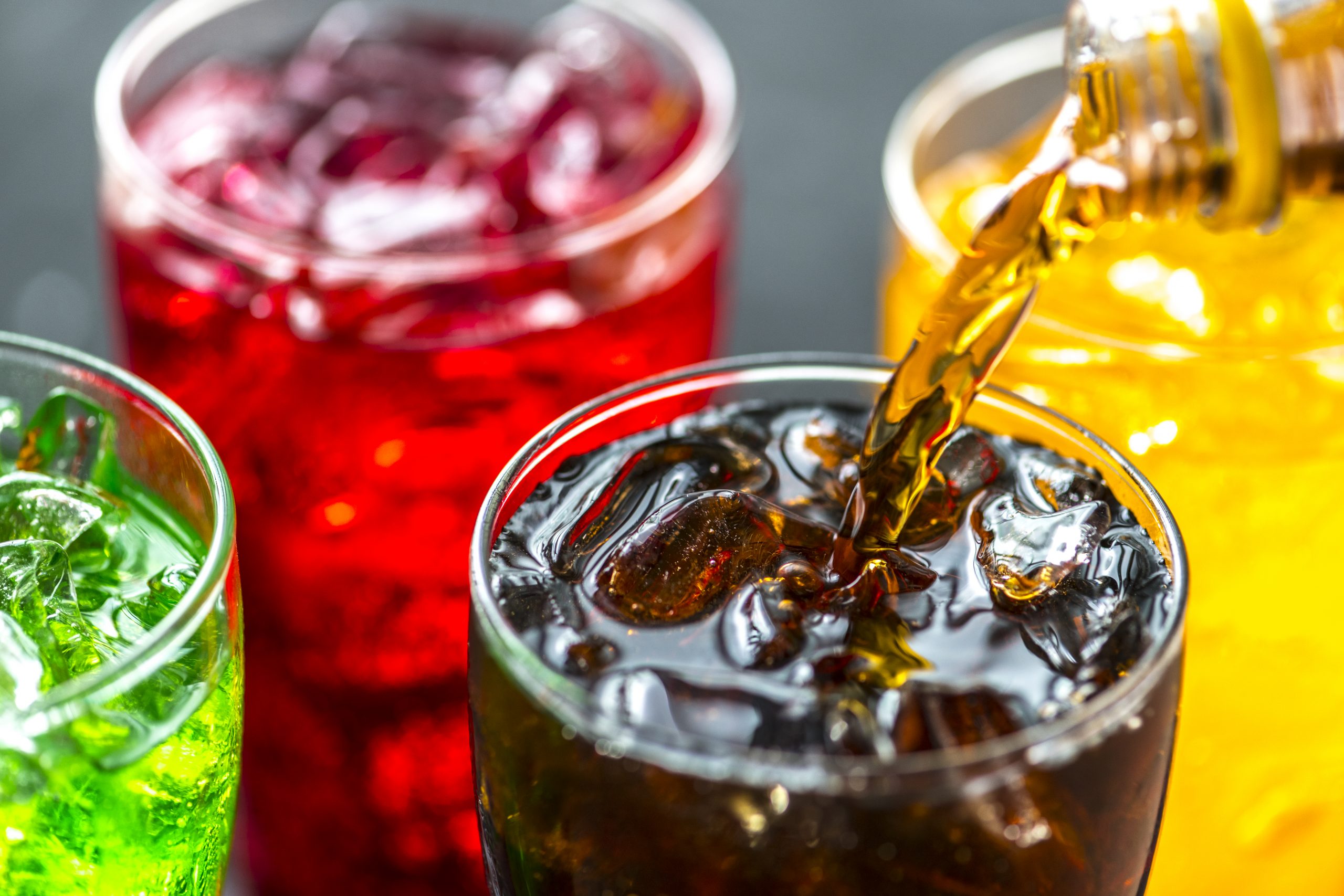 Bebidas gaseosas de diferentes colores y sabores