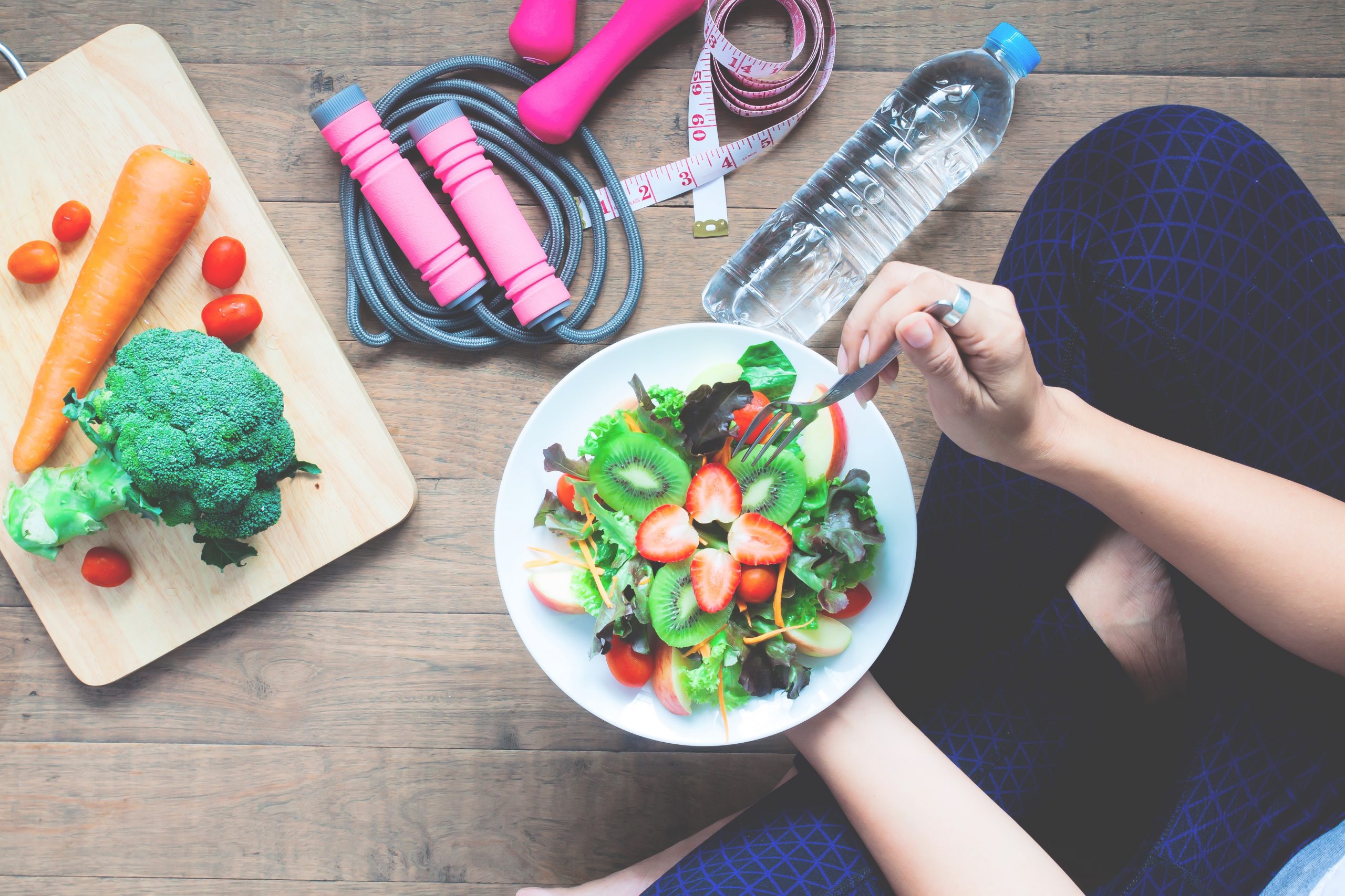 Mujer con comida saludable después de un entrenamiento intenso